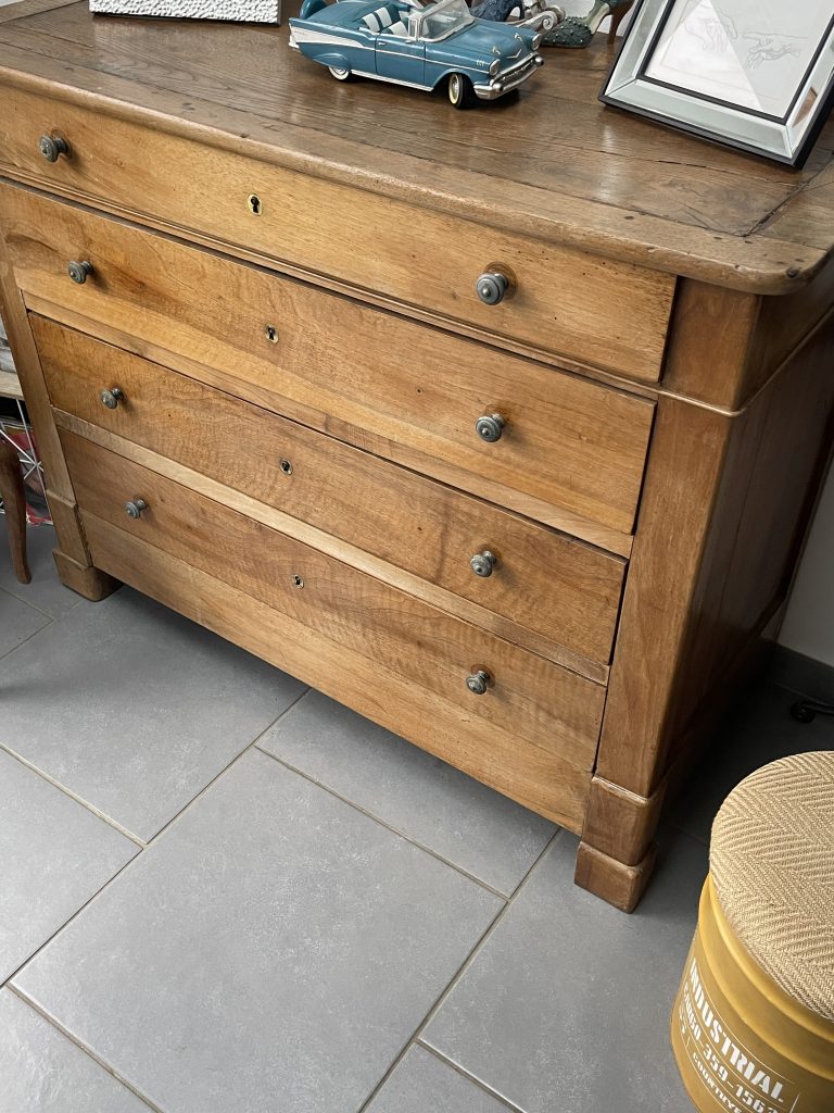 Commerces — Commode à tiroirs